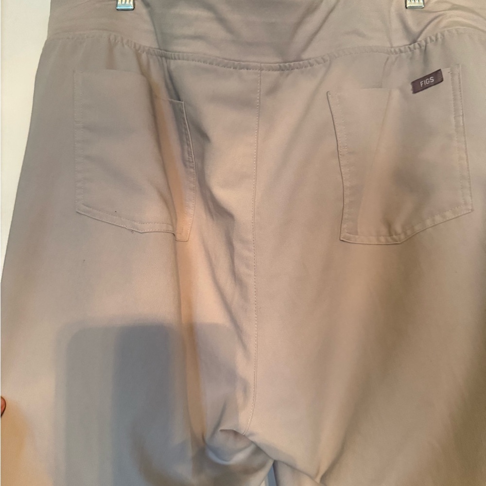 Figs Women’s Catarina top and Zamora bottoms in Bone - Picture 6 of 7